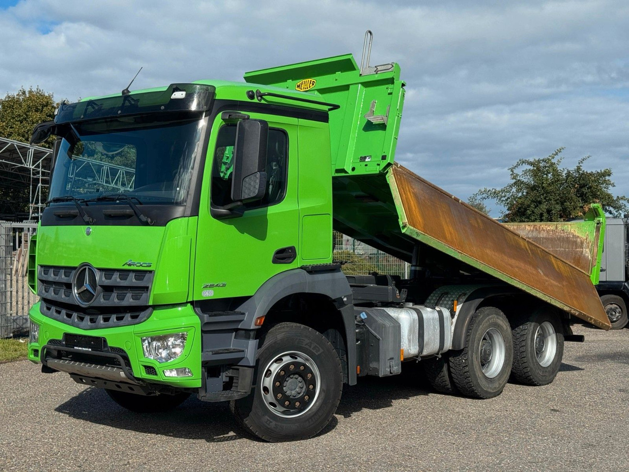 Mercedes-Benz 2643 6X4 Meiller 3 S. Bordmatik Top Zustand - Billenőplatós teherautó: 1 kép. Mercedes-Benz 2643 6X4 Meiller 3 S. Bordmatik Top Zustand - Billenőplatós teherautó: 1 kép.