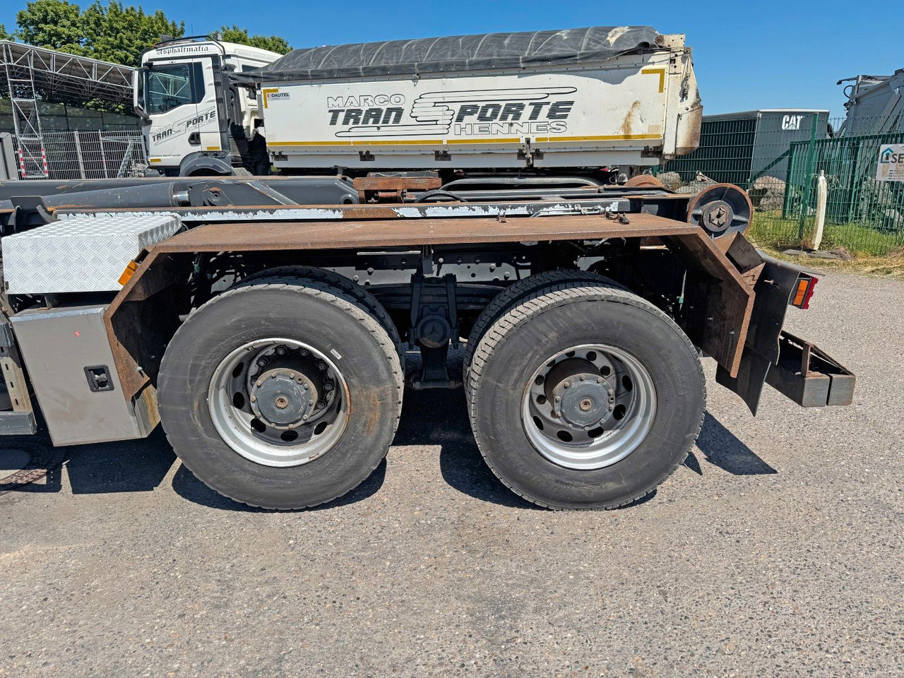 Mercedes-Benz 2644 6X4 VDL Abroller mit 3,90 Radstand Blatt BL - Horgos rakodó teherautó: 5 kép. Mercedes-Benz 2644 6X4 VDL Abroller mit 3,90 Radstand Blatt BL - Horgos rakodó teherautó: 5 kép.