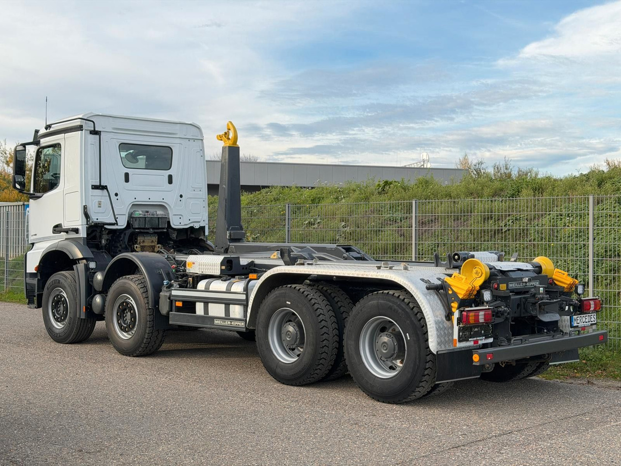 Mercedes-Benz 3748 8x4 Meiller RK30.65 | Funk | hydr.Container - Horgos rakodó teherautó: 3 kép. Mercedes-Benz 3748 8x4 Meiller RK30.65 | Funk | hydr.Container - Horgos rakodó teherautó: 3 kép.