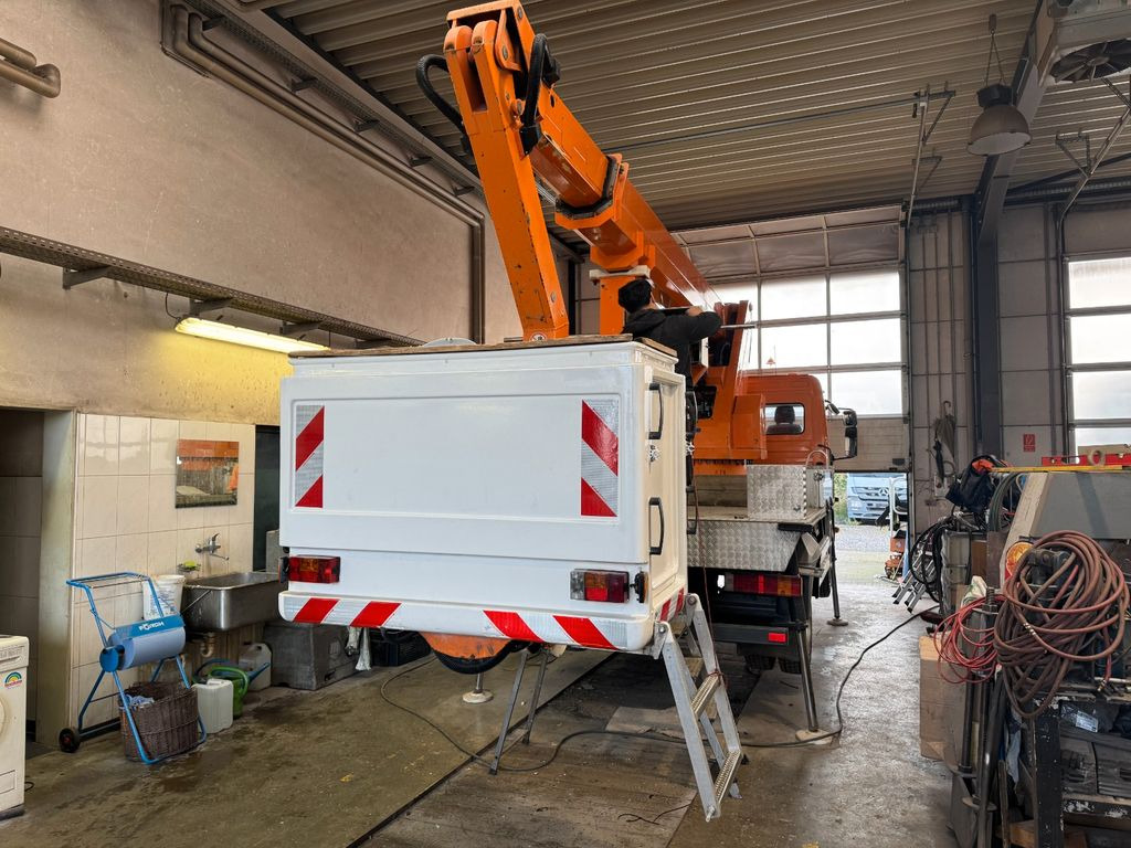 Mercedes-Benz 815 4x2 Hubarbeitsbühne Wumag 170 high 17 m Mercedes-Benz 815 4x2 Hubarbeitsbühne Wumag 170 high 17 m - Emelőkosaras teherautó, Kisteherautó: 4 kép. Mercedes-Benz 815 4x2 Hubarbeitsbühne Wumag 170 high 17 m Mercedes-Benz 815 4x2 Hubarbeitsbühne Wumag 170 high 17 m - Emelőkosaras teherautó, Kisteherautó: 4 kép.