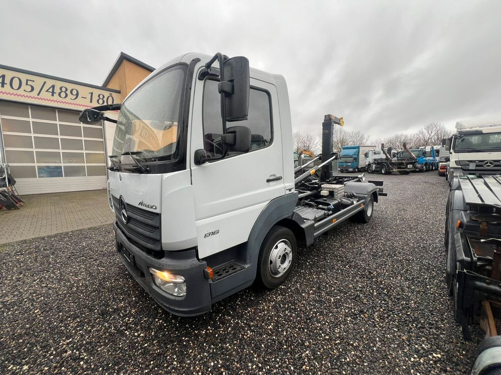 Mercedes-Benz 816 4X2 mit neuem Hyva Abroller Funk - Horgos rakodó teherautó: 5 kép. Mercedes-Benz 816 4X2 mit neuem Hyva Abroller Funk - Horgos rakodó teherautó: 5 kép.