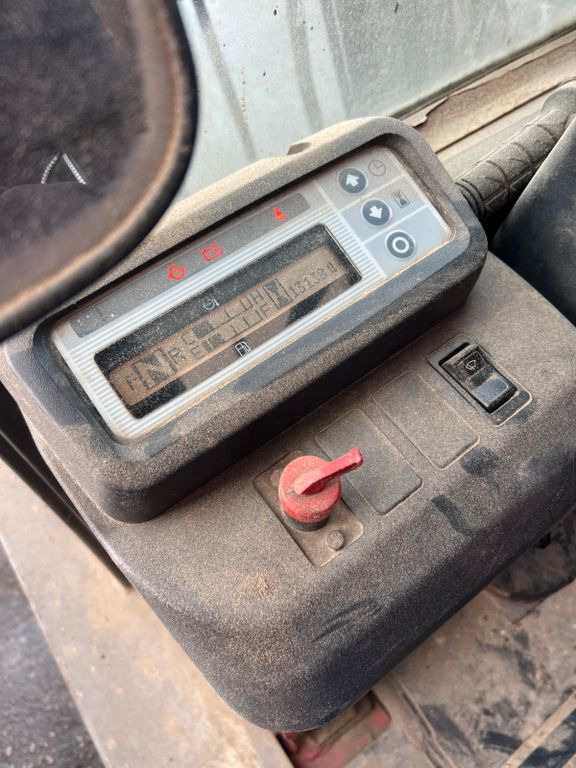 Nissan 32 Diesel 13100 Stunden - Villás targonca: 3 kép. Nissan 32 Diesel 13100 Stunden - Villás targonca: 3 kép.