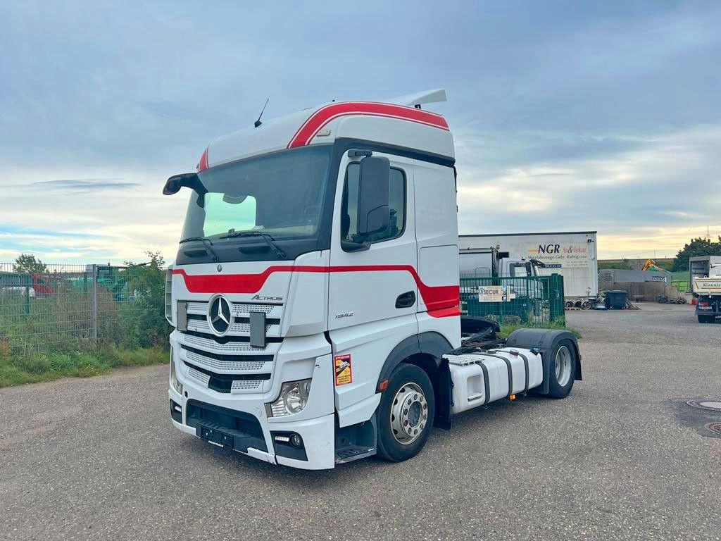 Mercedes-Benz 1842 4X2 mit Höhenverstellbarer Sattelkuppung Mercedes-Benz 1842 4X2 mit Höhenverstellbarer Sattelkuppung - Nyergesvontató: 1 kép. Mercedes-Benz 1842 4X2 mit Höhenverstellbarer Sattelkuppung Mercedes-Benz 1842 4X2 mit Höhenverstellbarer Sattelkuppung - Nyergesvontató: 1 kép.