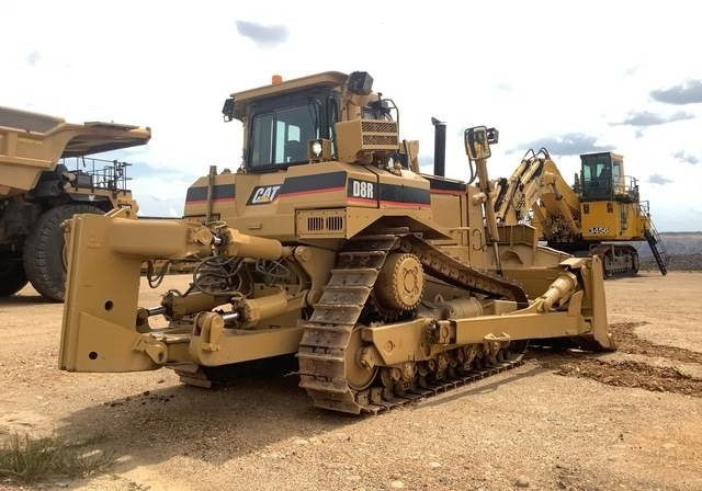 CAT D8R - Buldózer: 3 kép. CAT D8R - Buldózer: 3 kép.