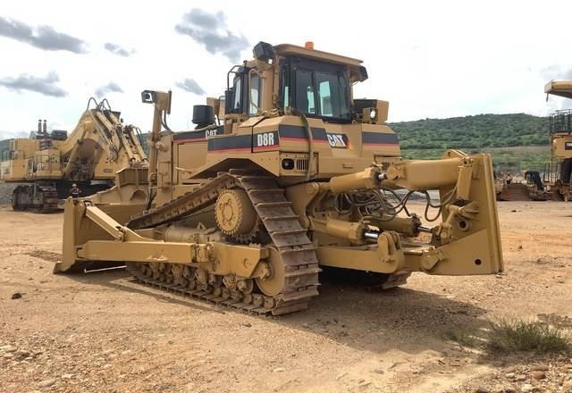CAT D8R - Buldózer: 2 kép. CAT D8R - Buldózer: 2 kép.