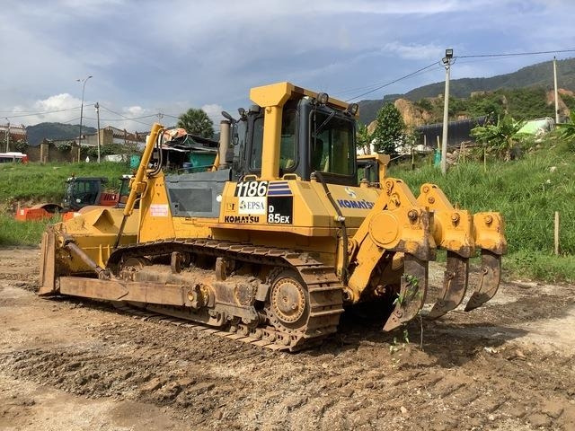 Komatsu D85EX-15 - Buldózer: 2 kép. Komatsu D85EX-15 - Buldózer: 2 kép.