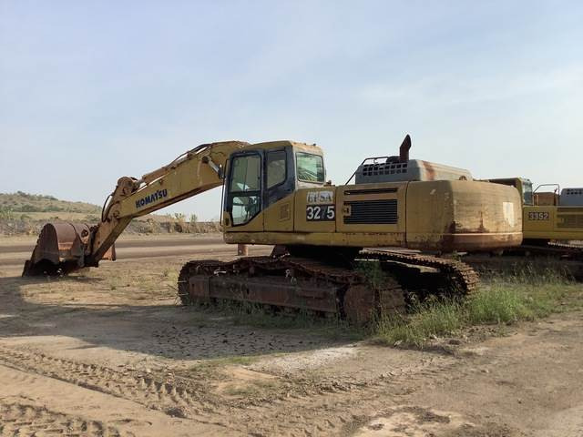 Komatsu PC450-7 - Lánctalpas kotró: 2 kép. Komatsu PC450-7 - Lánctalpas kotró: 2 kép.