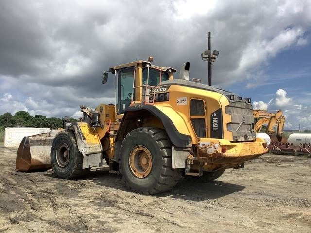 Volvo L150H - Gumikerekes homlokrakodó: 2 kép. Volvo L150H - Gumikerekes homlokrakodó: 2 kép.