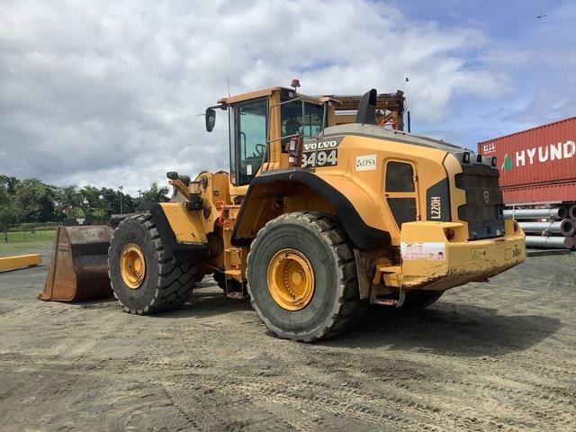 Volvo L220H - Gumikerekes homlokrakodó: 2 kép. Volvo L220H - Gumikerekes homlokrakodó: 2 kép.