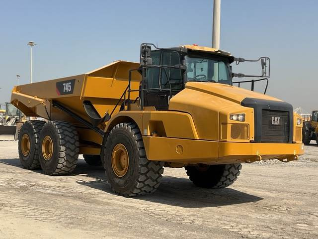 CAT 745 - Csuklós dömper: 4 kép. CAT 745 - Csuklós dömper: 4 kép.