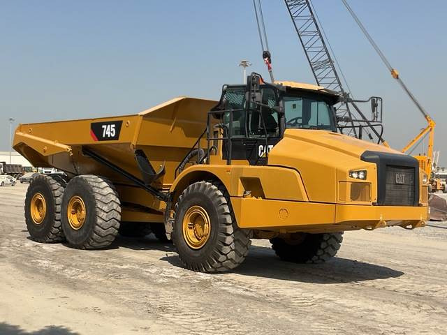 CAT 745 - Csuklós dömper: 4 kép. CAT 745 - Csuklós dömper: 4 kép.