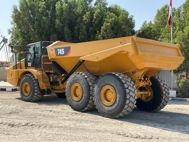 CAT 745 - Csuklós dömper: 2 kép. CAT 745 - Csuklós dömper: 2 kép.