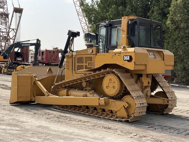 CAT D6R XL - Buldózer: 2 kép. CAT D6R XL - Buldózer: 2 kép.