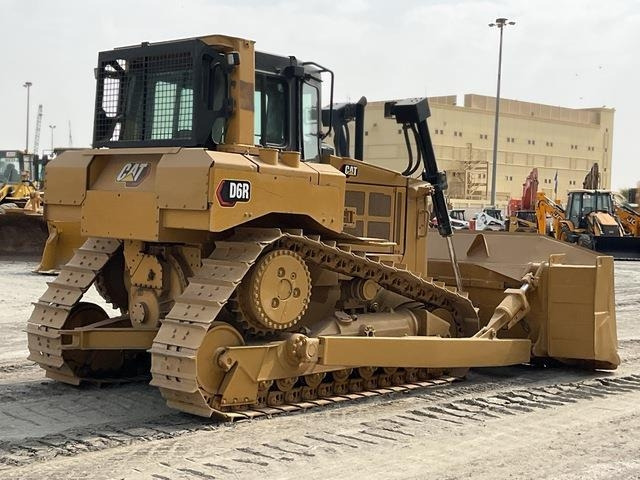 CAT D6R XL - Buldózer: 3 kép. CAT D6R XL - Buldózer: 3 kép.