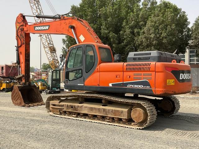 Doosan DX300LC-9C - Lánctalpas kotró: 2 kép. Doosan DX300LC-9C - Lánctalpas kotró: 2 kép.