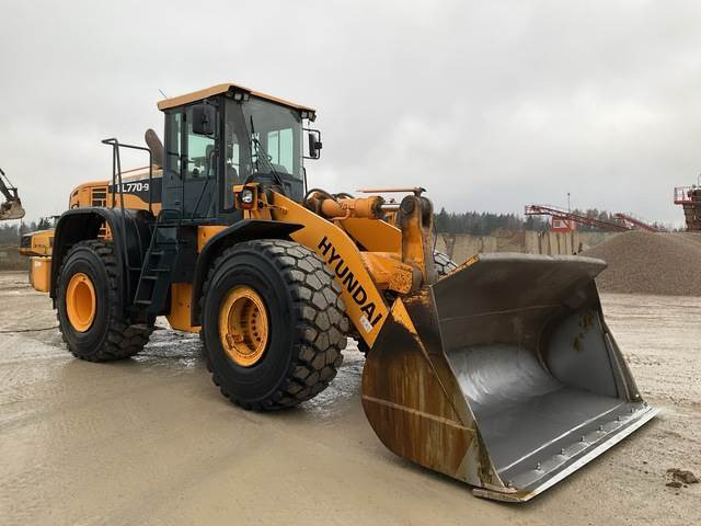 Hyundai HL770-9 - Gumikerekes homlokrakodó: 4 kép. Hyundai HL770-9 - Gumikerekes homlokrakodó: 4 kép.