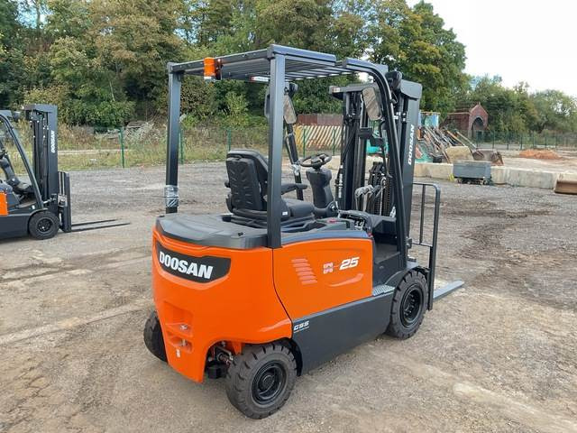 Doosan B25X-7 PLUS - Elektromos targonca: 3 kép. Doosan B25X-7 PLUS - Elektromos targonca: 3 kép.