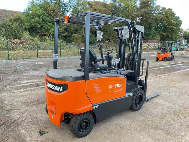 Doosan B35X-7 PLUS - Elektromos targonca: 3 kép. Doosan B35X-7 PLUS - Elektromos targonca: 3 kép.