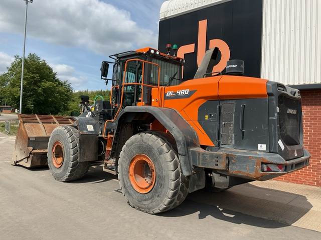 Doosan DL480-7 - Gumikerekes homlokrakodó: 2 kép. Doosan DL480-7 - Gumikerekes homlokrakodó: 2 kép.