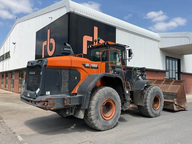 Doosan DL480-7 - Gumikerekes homlokrakodó: 3 kép. Doosan DL480-7 - Gumikerekes homlokrakodó: 3 kép.