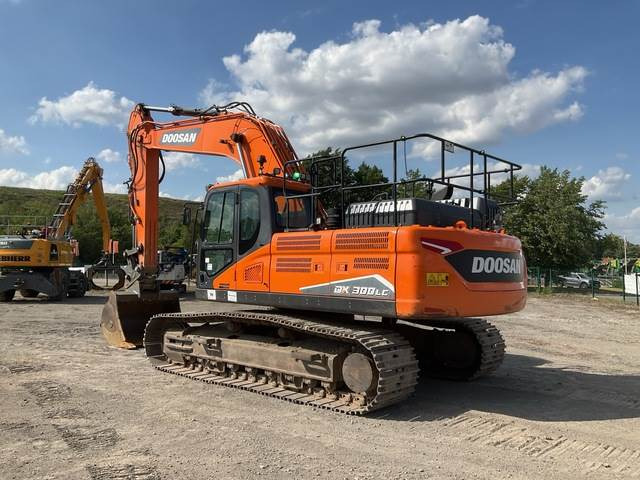 Doosan DX300LC-7 - Lánctalpas kotró: 2 kép. Doosan DX300LC-7 - Lánctalpas kotró: 2 kép.