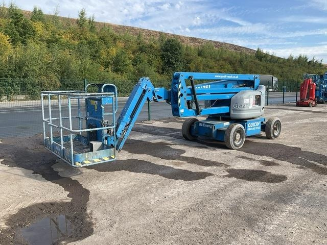 Genie Z45/25J - Személyemelő: 1 kép. Genie Z45/25J - Személyemelő: 1 kép.
