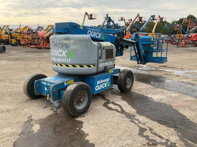 Genie Z45/25J - Személyemelő: 3 kép. Genie Z45/25J - Személyemelő: 3 kép.