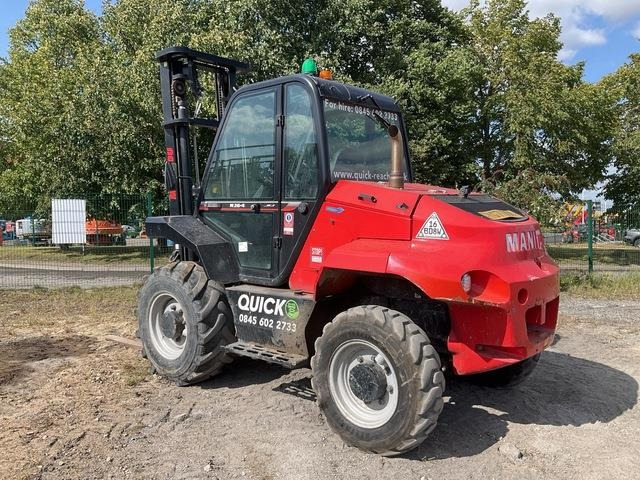 Manitou M26-4 - Terepjáró képességű targoncá: 2 kép. Manitou M26-4 - Terepjáró képességű targoncá: 2 kép.