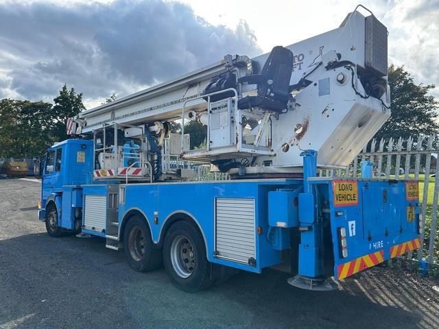 Scania P113ML - Emelőkosaras teherautó: 2 kép. Scania P113ML - Emelőkosaras teherautó: 2 kép.