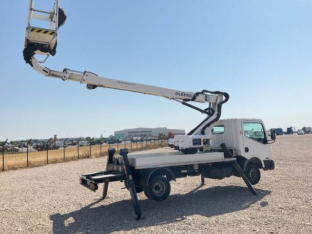Nissan NT400 Cabstar - Emelőkosaras teherautó: 3 kép. Nissan NT400 Cabstar - Emelőkosaras teherautó: 3 kép.