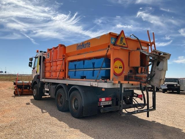 Renault Kerax 380DXI - Hóeltakarító gép: 2 kép. Renault Kerax 380DXI - Hóeltakarító gép: 2 kép.