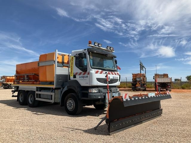 Renault Kerax 430DXI - Hóeltakarító gép: 4 kép. Renault Kerax 430DXI - Hóeltakarító gép: 4 kép.