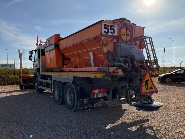 Renault Kerax 430DXI - Hóeltakarító gép: 2 kép. Renault Kerax 430DXI - Hóeltakarító gép: 2 kép.