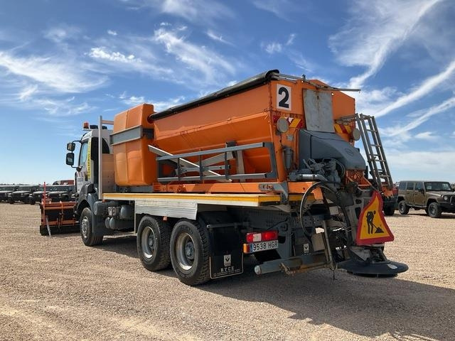 Renault Kerax 430DXI - Hóeltakarító gép: 2 kép. Renault Kerax 430DXI - Hóeltakarító gép: 2 kép.