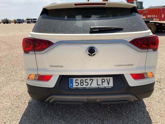 Autó Ssangyong Korando: 17 kép.