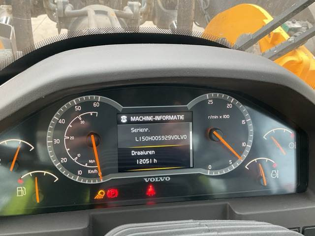 Gumikerekes homlokrakodó Volvo L150H: 7 kép.