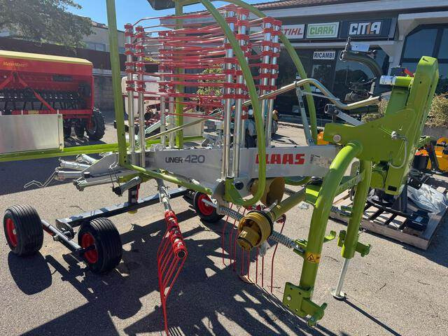 CLAAS Liner 420 - Szénaforgató: 5 kép. CLAAS Liner 420 - Szénaforgató: 5 kép.