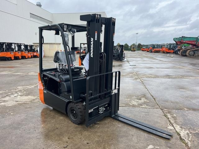 Doosan B15T-7 PLUS - Elektromos targonca: 4 kép. Doosan B15T-7 PLUS - Elektromos targonca: 4 kép.