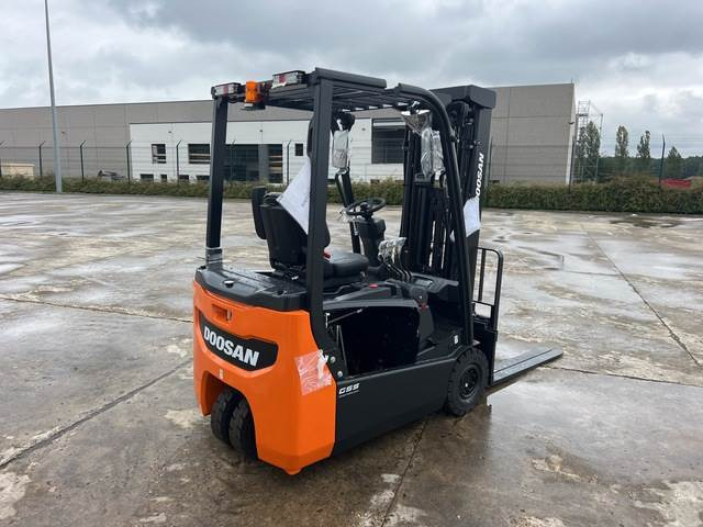 Doosan B15T-7 PLUS - Elektromos targonca: 3 kép. Doosan B15T-7 PLUS - Elektromos targonca: 3 kép.