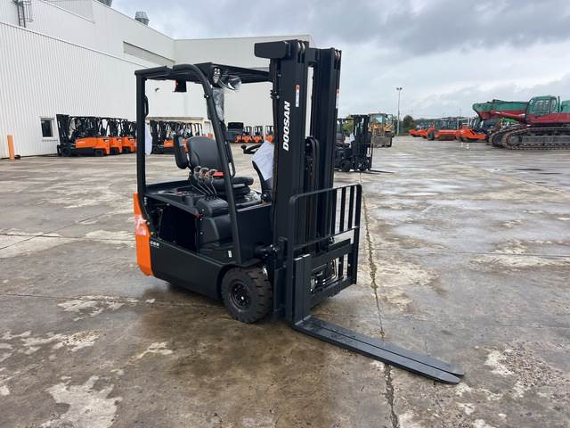 Doosan B15T-7 PLUS - Elektromos targonca: 4 kép. Doosan B15T-7 PLUS - Elektromos targonca: 4 kép.
