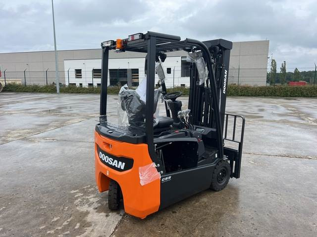Doosan B15T-7 PLUS - Elektromos targonca: 3 kép. Doosan B15T-7 PLUS - Elektromos targonca: 3 kép.