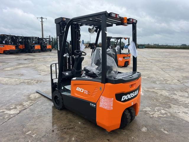 Doosan B20T-7 PLUS - Elektromos targonca: 2 kép. Doosan B20T-7 PLUS - Elektromos targonca: 2 kép.