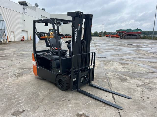 Doosan B20T-7 PLUS - Elektromos targonca: 4 kép. Doosan B20T-7 PLUS - Elektromos targonca: 4 kép.