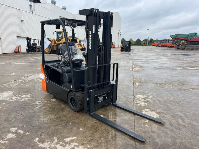 Doosan B20T-7 PLUS - Elektromos targonca: 4 kép. Doosan B20T-7 PLUS - Elektromos targonca: 4 kép.