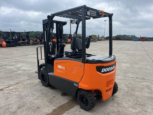 Doosan B30X-7 PLUS - Elektromos targonca: 2 kép. Doosan B30X-7 PLUS - Elektromos targonca: 2 kép.