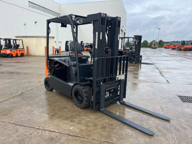 Doosan B30X-7 PLUS - Elektromos targonca: 4 kép. Doosan B30X-7 PLUS - Elektromos targonca: 4 kép.
