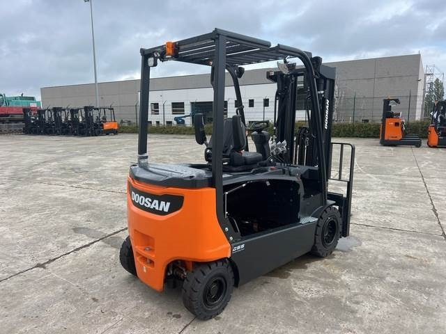 Doosan B30X-7 PLUS - Elektromos targonca: 3 kép. Doosan B30X-7 PLUS - Elektromos targonca: 3 kép.