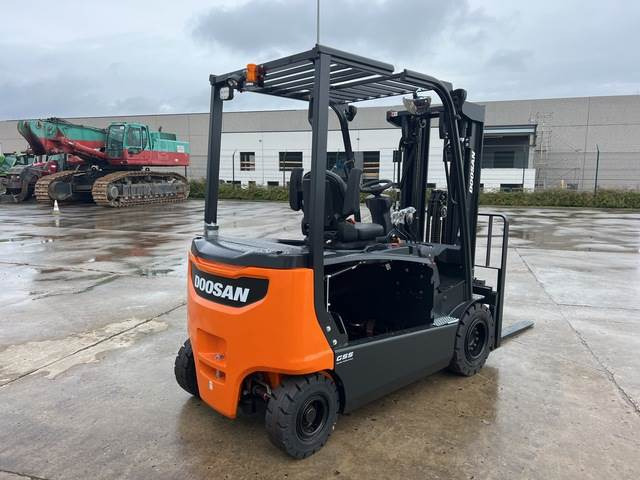 Doosan B30X-7 PLUS - Elektromos targonca: 3 kép. Doosan B30X-7 PLUS - Elektromos targonca: 3 kép.