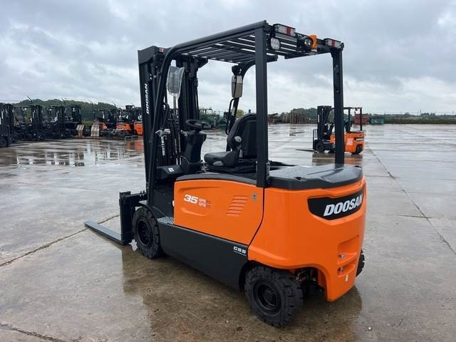 Doosan B35X-7 PLUS - Elektromos targonca: 2 kép. Doosan B35X-7 PLUS - Elektromos targonca: 2 kép.