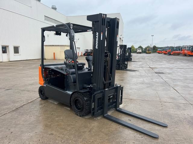 Doosan B35X-7 PLUS - Elektromos targonca: 4 kép. Doosan B35X-7 PLUS - Elektromos targonca: 4 kép.